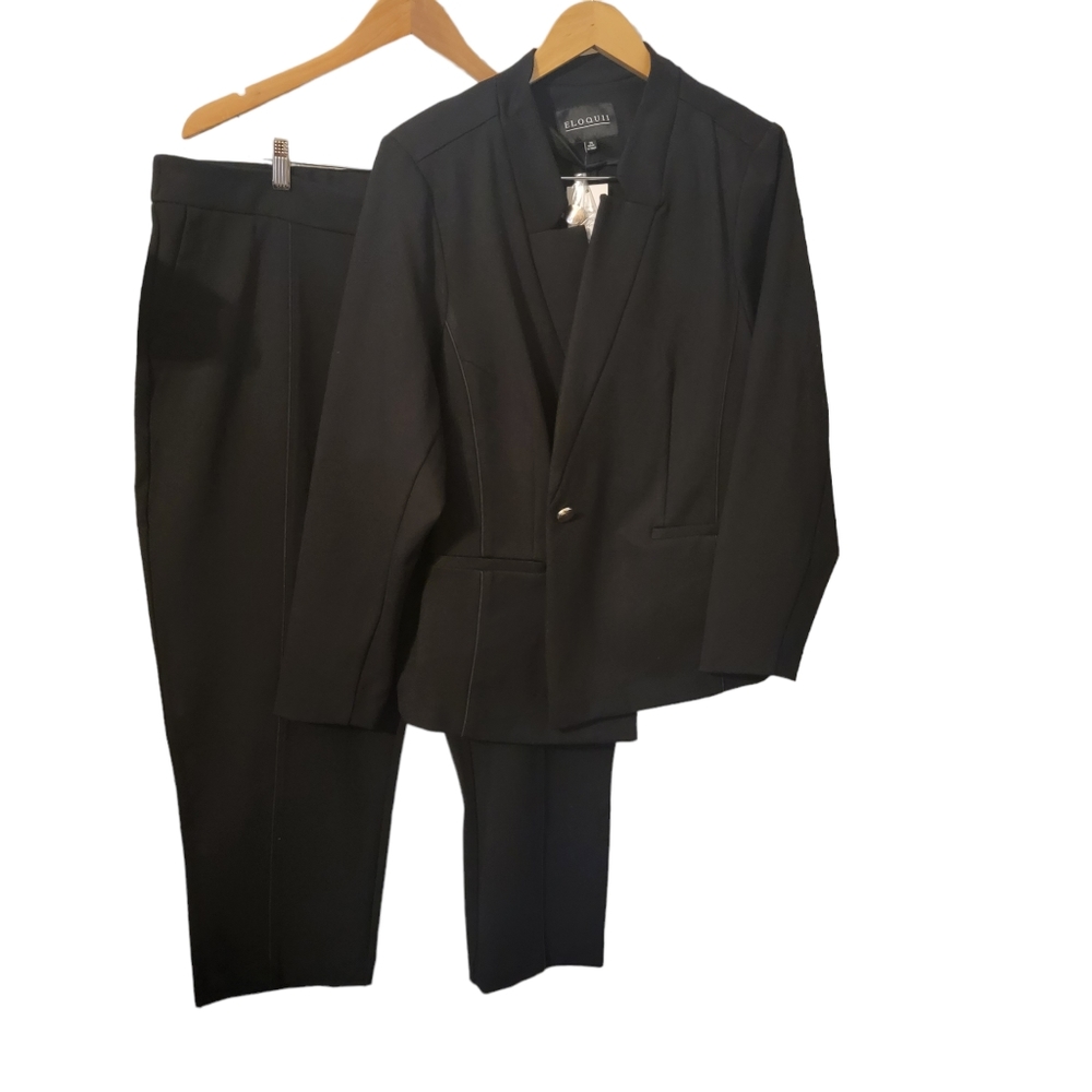 💥SALE💥Eloquii plus size 2 piece pant suit. Blazer is size 26. Pants are 24s.